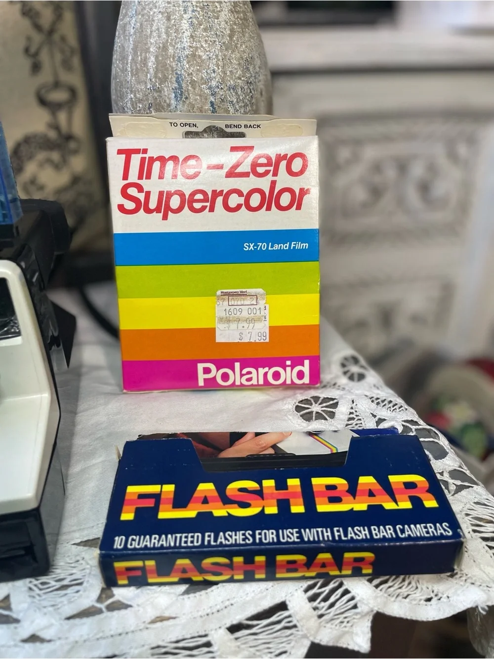 Vintage POLAROID Land camera instant photo white rainbow case film flash bar